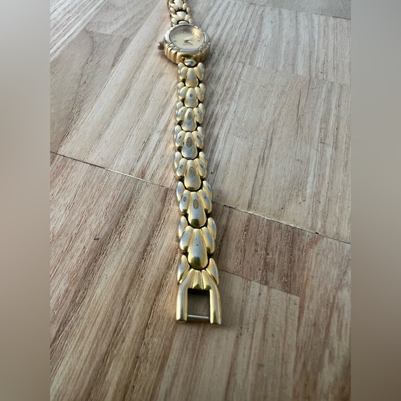 Bulova ladies oval gold tone dress watch NEW BATTERY - Picture 5 of 13